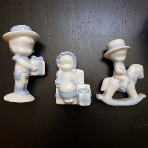 Porcelain child figures winter themed - Picture 2 of 12